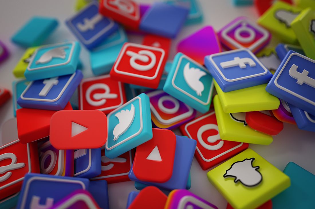 Anuncios publicitarios comerciales en redes sociales.