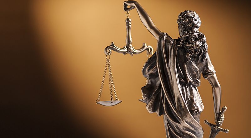 Pensamiento crítico escaso y limitado del Derecho 